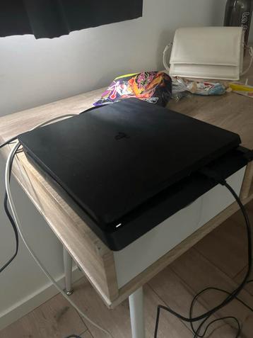 PS4 Slim 1TB + 1 Controller beschikbaar voor biedingen