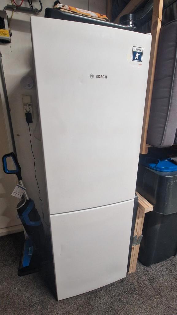 Bosch Koel-Vriescombinatie - Garage/Schuur, Witgoed en Apparatuur, Koelkasten en IJskasten, Gebruikt, Met vriesvak, 200 liter of meer