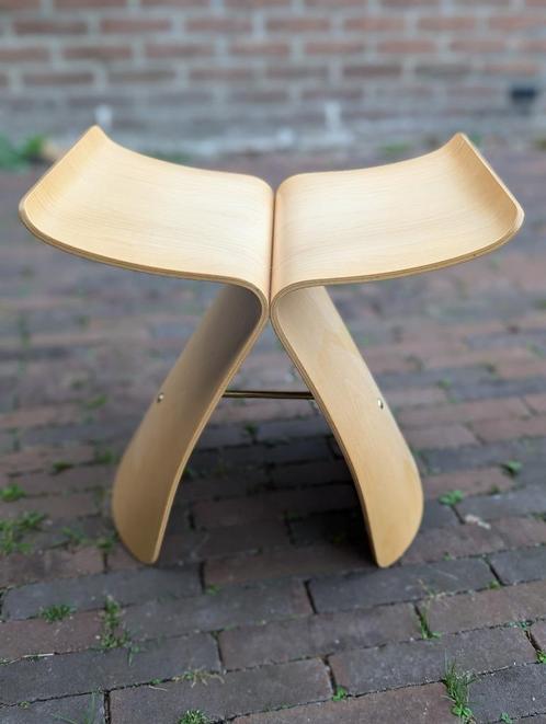 Vitra Butterfly Stool - ontwerp Sori Yanagi, Huis en Inrichting, Krukjes, Zo goed als nieuw, Hout, Ophalen
