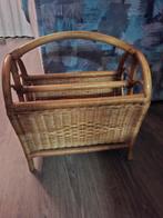 Mooie Rotan krantenbak. Lichtbruin, Ophalen, Zo goed als nieuw