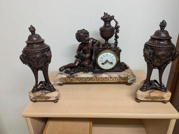 Klokkenstel met putti  beschikbaar voor biedingen