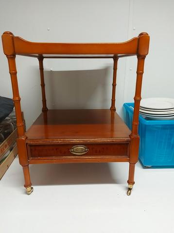 Lampettafel op messing wielen beschikbaar voor biedingen