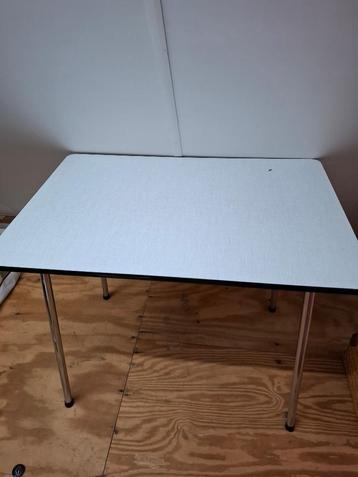 Keukentafel, demontabel beschikbaar voor biedingen