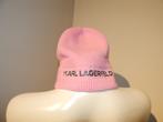 Karl Lagerfeld gebreide muts roze zilver merk voorkant erop