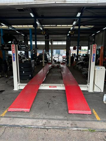 Zo goed als nieuwe Koni 12 Tons hefbrug beschikbaar voor biedingen