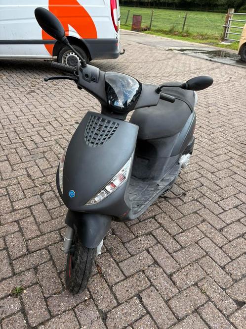Piaggio Zip Scooter 2021 4S Injection, Fietsen en Brommers, Scooters | Piaggio, Zo goed als nieuw, Zip, Benzine, Ophalen
