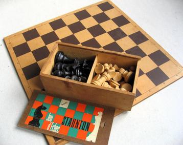 Houten Revanche schaaktstukken+Revanche bord+ damstenen