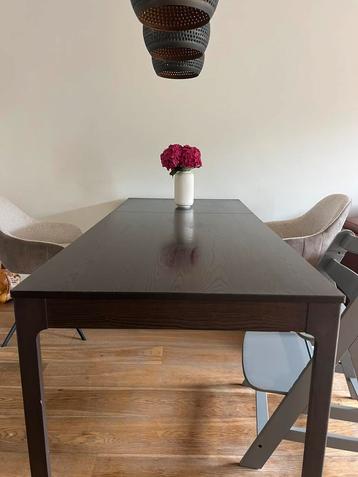 tafel 1.8m*0.8m 50euros gratis 4 stolen beschikbaar voor biedingen
