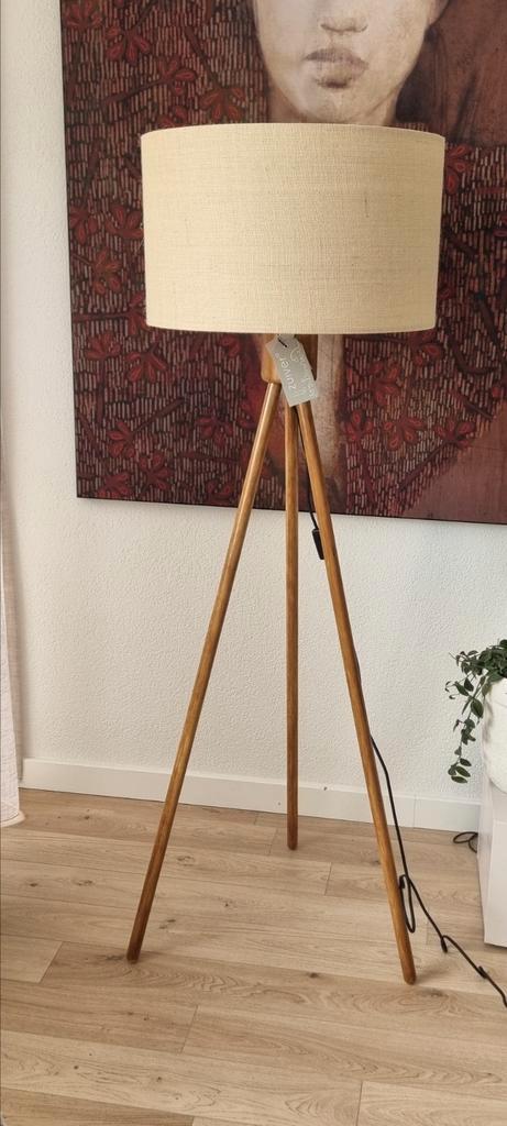 Zuiver vloerlamp Fan driepoot hout met linnen kap, Huis en Inrichting, Lampen | Vloerlampen, Nieuw, 150 tot 200 cm, Hout, Ophalen
