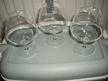 3 nieuwe kelk bierglazen of wijnglazen op voet beschikbaar voor biedingen