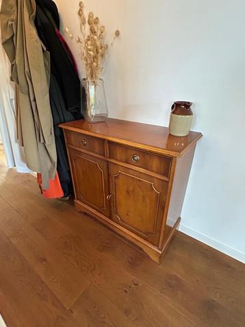 Klassiek mahoniehouten kastje- bijpassend bij groot dressoir beschikbaar voor biedingen