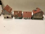 Vier trein huisjes voor bij de trein HO, Hobby en Vrije tijd, Overige merken, Gebruikt, Gelijkstroom of Wisselstroom, Brug, Tunnel of Gebouw