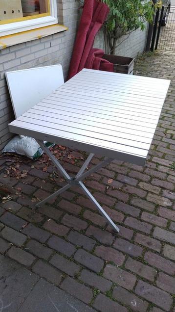 Nette campingtafel beschikbaar voor biedingen