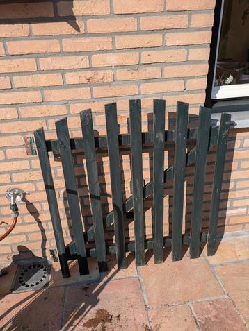 Hardhouten tuinpoortje beschikbaar voor biedingen