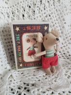 Maileg kleine broer rood - collectors item, Verzenden, Nieuw, Popje