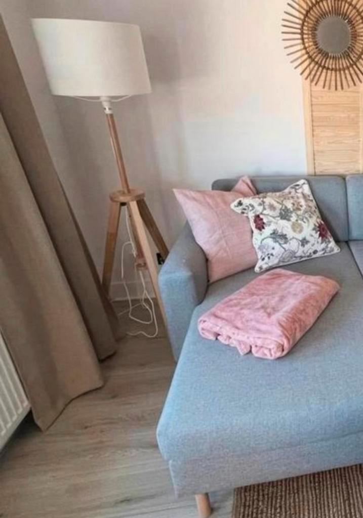 Ikea LAUTERS Staande lamp, essen/wit, Huis en Inrichting, Lampen | Vloerlampen, Zo goed als nieuw, Ophalen