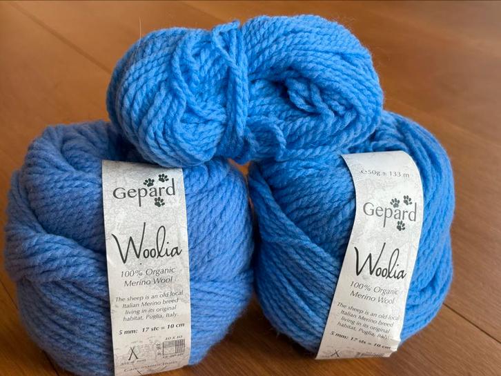 2x +restje Woolia (gepard garn) blauw garen, Hobby en Vrije tijd, Breien en Haken, Zo goed als nieuw, Breien of Haken, Wol of Garen