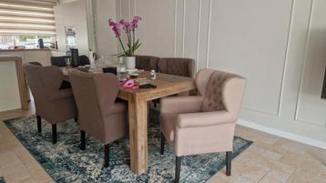 Eettafel en 6 stoelen beschikbaar voor biedingen