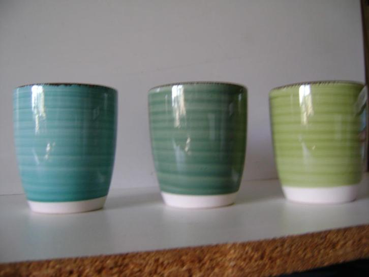 3 nieuwe koffiebekers Tavola in groentinten.Hoogte 8cm, Huis en Inrichting, Keuken | Servies, Nieuw, Kop(pen) en/of Schotel(s)