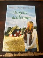 Greetje van den Berg - Ergens achteraan, Boeken, Streekboeken en Streekromans, Gelezen, Ophalen of Verzenden, Greetje van den Berg