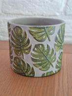 Grijs met groene bloempot. Monstera blad. H 8 cm. Ø 10 cm., Ophalen of Verzenden, Zo goed als nieuw, Rond, Aardewerk