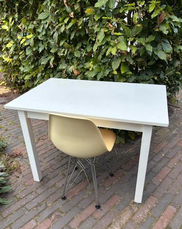 GRATIS: ikea kindertafel met replica eames kinderstoel beschikbaar voor biedingen