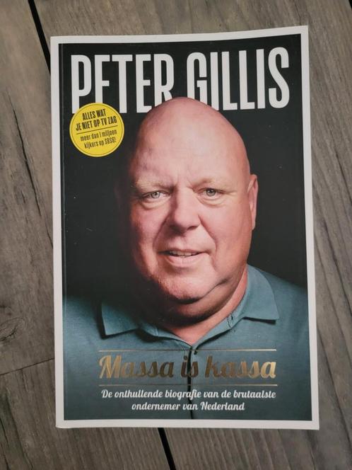 Peter Gillis - Massa is Kassa biografie, Boeken, Biografieën, Zo goed als nieuw, Film, Tv en Media, Ophalen of Verzenden
