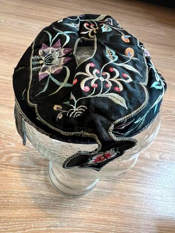 Antiek Chinees Qing Dynasty geborduurd zijden kindermutsje. beschikbaar voor biedingen