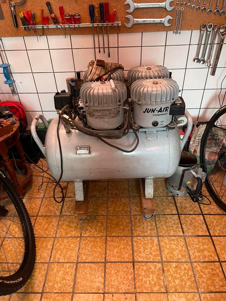 JUN AIR compressor, Doe-het-zelf en Verbouw, Compressors, Gebruikt, 6 tot 10 bar, 25 tot 100 liter, 200 tot 400 liter/min, Geluidgedempt