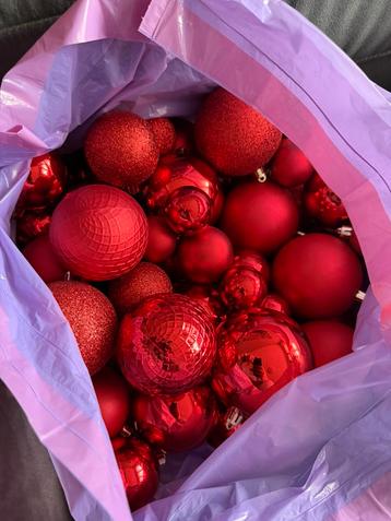 Ongeveer 100 kerstballen rood beschikbaar voor biedingen
