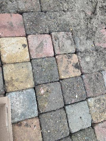 Gebruikte betonklinkers - 10m2+ kinderkoppen bont gekleurd beschikbaar voor biedingen