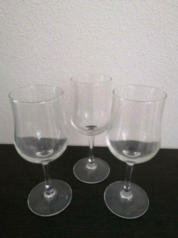 3 Wijnglazen, glas beschikbaar voor biedingen