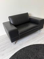 Zwart leren love seat, Huis en Inrichting, Banken | Bankstellen, Ophalen, Gebruikt, Overige maten, Rechte bank