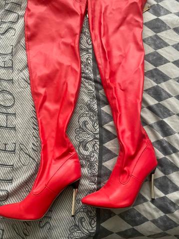 Sexy overknee boots rood maat 41/42 voorzien van goudenrits  beschikbaar voor biedingen