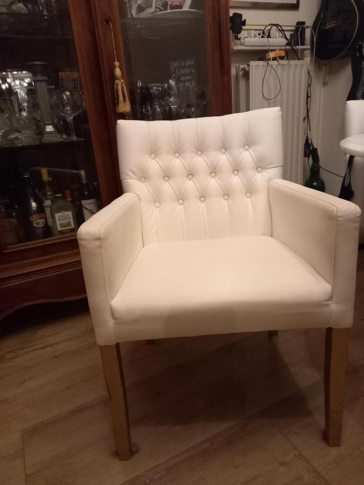 2 rofrahome chesterfield eetkamer stoelen (beschadigd), Huis en Inrichting, Stoelen, Gebruikt, Twee, Stof, Wit, Ophalen