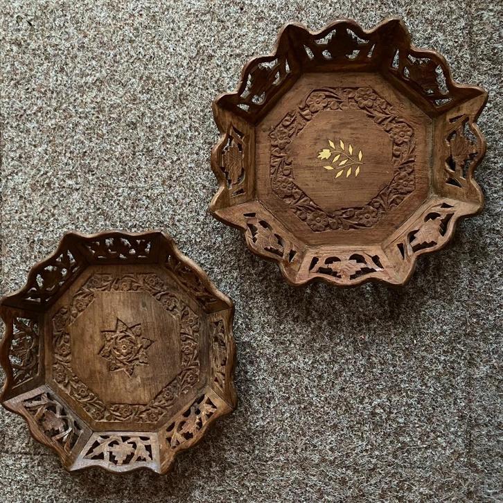Set van twee vintage oosters houtsnijwerk dienbladen 26cm, Huis en Inrichting, Woonaccessoires | Dienbladen, Zo goed als nieuw
