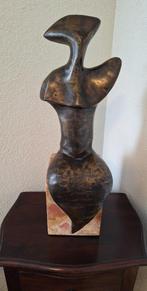 Bronzen vrouw op marmeren troon, Ophalen