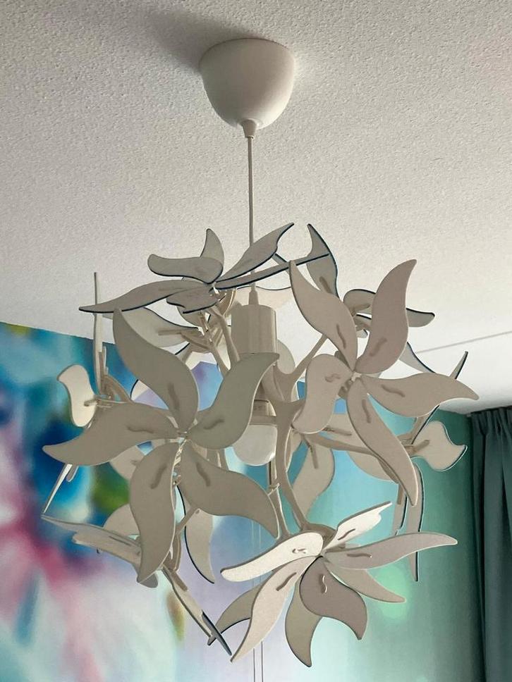 Hanglamp bloem, wit vilten blaadjes met licht blauwe randjes, Huis en Inrichting, Lampen | Hanglampen, Zo goed als nieuw, Minder dan 50 cm