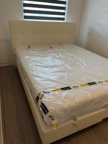 2 persoons bed 160x200 met nagenoeg nieuw matras beschikbaar voor biedingen