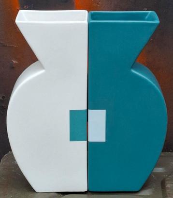 Vaas. Postmoderne geometrische design vazen. 2 st. 27 cm. beschikbaar voor biedingen
