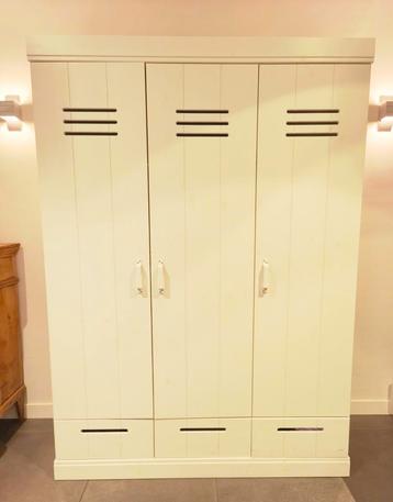Witte houten kledingkast met hang- en legruimte
