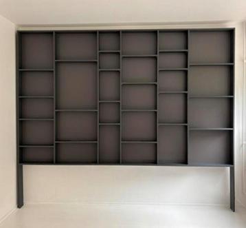 Grote zwarte interieur design kast beschikbaar voor biedingen