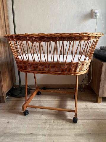 Rieten Baby Wieg met Wieltjes beschikbaar voor biedingen