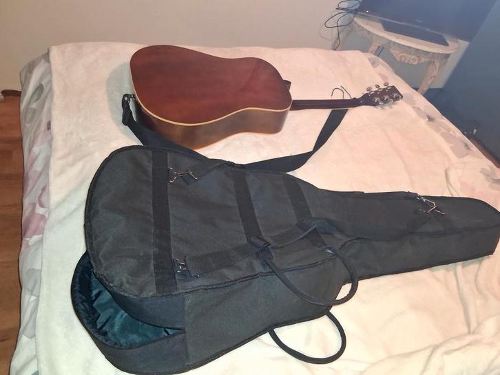 Mooie Gitaar met Tas - Uitstekende Staat!, Muziek en Instrumenten, Snaarinstrumenten | Gitaren | Akoestisch, Zo goed als nieuw