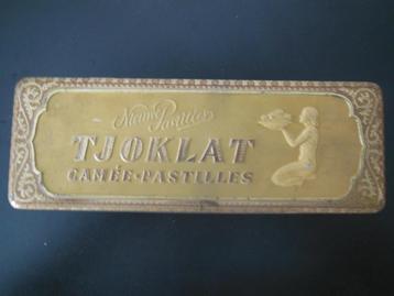 Oud Tjoklat blik beschikbaar voor biedingen