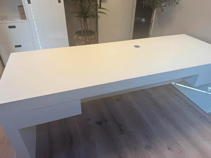 Gratis. Groot Massief Houten Bureau 220 cm met Laden, Huis en Inrichting, Bureaus, Gebruikt, Bureau, Ophalen