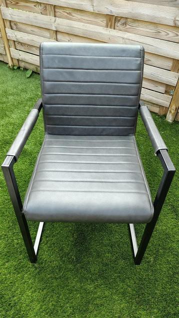 Eetkamer stoelen  beschikbaar voor biedingen