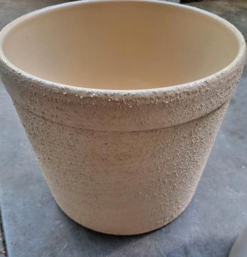 Te koop en crème "licht gele" bloempot. beschikbaar voor biedingen