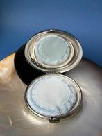 Zilverkleurige poederdoos met blauw donsje, Antiek en Kunst, Curiosa en Brocante, Ophalen of Verzenden