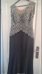 Elegante zwarte avondjurk met zilveren details, Zwart, Maat 42/44 (L), Ophalen of Verzenden, Onder de knie